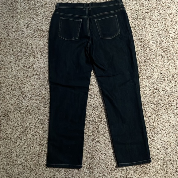 Size 12 Gloria Vanderbilt “Amanda” jeans - Picture 3 of 3